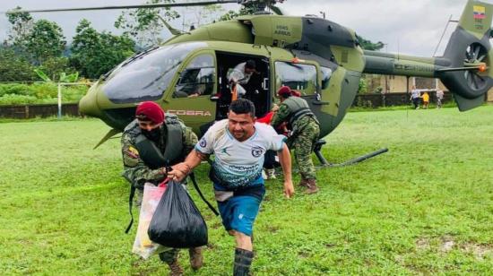 La Fuerza Aérea rescató a tres ciudadanos en Puembo Chico, en La Mana, por el crecimiento del río Pilaló, el 30 de enero de 2022.