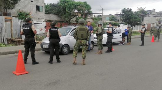 Operativo conjunto entre la Policía Nacional y las Fuerzas Armadas, en Bastión Sur de Guayaquil, el 31 de enero de 2022.