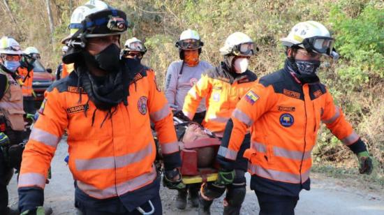 Bomberos de Guayaquil en tareas de búsqueda y rescate, en la vía a la Costa, el 14 de noviembre de 2020.