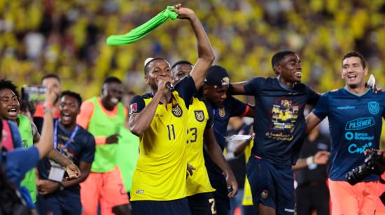 Michael Estrada celebra con sus compañeros de Ecuador, el empate 1-1 frente a Argentina, el 29 de marzo de 2022.