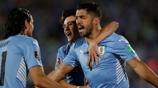 Luis Suárez festeja con Edinson Cavani el gol que le marcó a Venezuela, en la goleada de Uruguay, en el estadio Centenario de Montevideo, el martes 1 de febrero de 2022. 