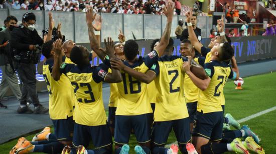 Los futbolistas ecuatorianos se arrodillan y festejan un gol ante Perú, en Lima, el 1 de febrero de 2022.