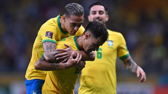 Los jugadores de Brasil festejan el gol de Philippe Coutinho ante Paraguay, en el estadio Mineirao de Belo Horizonte, el martes 1 de febrero de 2022. 