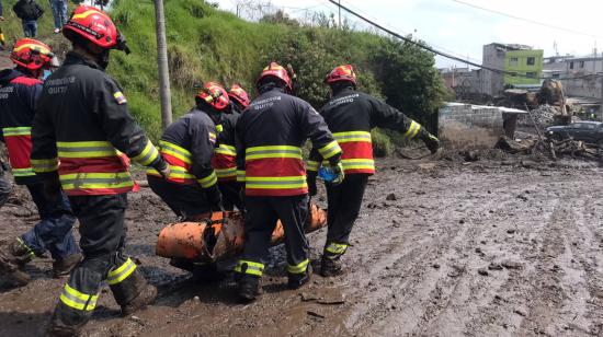 Labores de rescate de víctimas del aluvión en La Gasca y La Comuna, en Quito, el 2 de febrero de 2022.