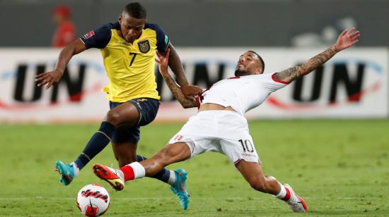 Sergio Peña (d) de Perú disputa el balón con Pervis Estupiñán de Ecuador, el 1 de febrero, en el estadio Nacional de Lima.