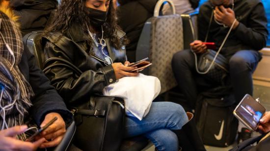 Personas en el metro de París usando sus teléfonos, en 2021. 