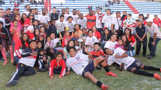 Los jugadores del Chantillín Grande festejan el título del 'Campeonato de campeones' de 2018. 