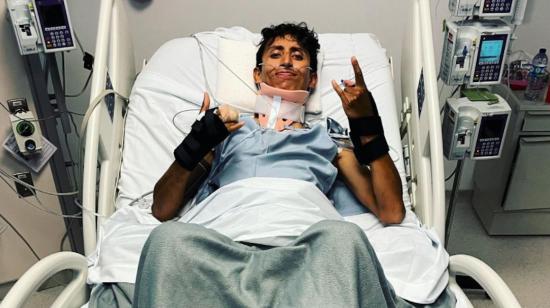 Egan Bernal sonríe después de la cirugía de columna cervical, el 3 de febrero de 2022.