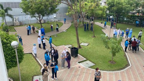 Personal del hospital Guayaquil, al suroeste de la ciudad, evacuó ante la alerta de sismo, registrada en Perú, este 3 de febrero de 2022.