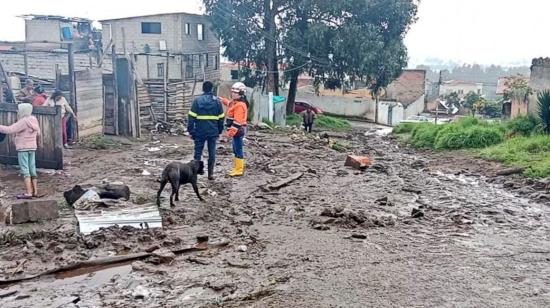 Personas observan los daños que dejó el desbordamiento de la quebrada en La Pulida, el 23 de abril de 2023.