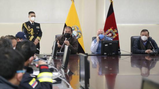 De izquierda a derecha: El alcalde de Quito, Santiago Guarderas; el vicepresidente de la República, Alfredo Borrero; y el presidente del COE Nacional, Juan Zapata, en una rueda de prensa, el 1 de febrero de 2022.