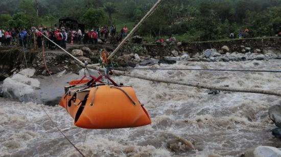 Los habitantes de Guasaganda, en La Maná, usan una tarabita improvisada para transportar alimentos y medicinas, el 3 de febrero de 2022.