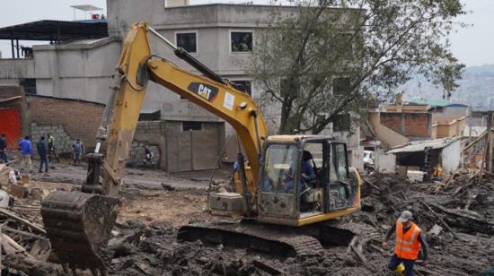 Maquinaria de la Prefectura de Pichincha realiza tareas de remoción de escombros en la zona del aluvión en La Gasca, en Quito, el 3 de febrero de 2022.