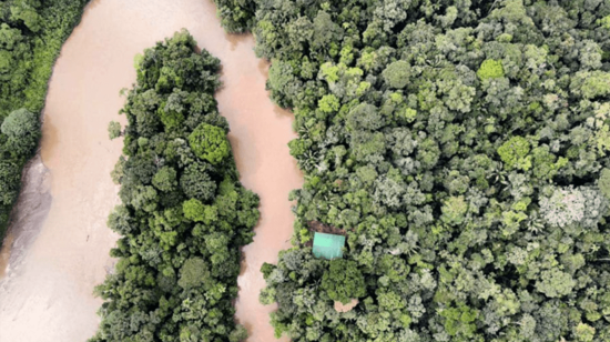 Estación de Investigación Geyepare vista desde un dron, ubicada a orillas del río Curaray en Napo.