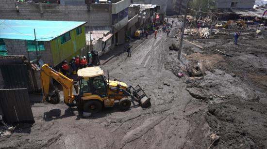 Maquinaria hace trabajos de limpieza en La Comuna, el 2 de febrero de 2022.