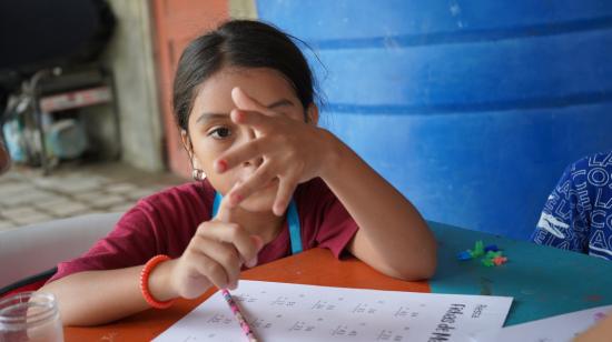 Estudiante de la isla La Libertad recibe refuerzo escolar después de dos años sin clases presenciales. La Libertad, 2 de febrero de 2022.