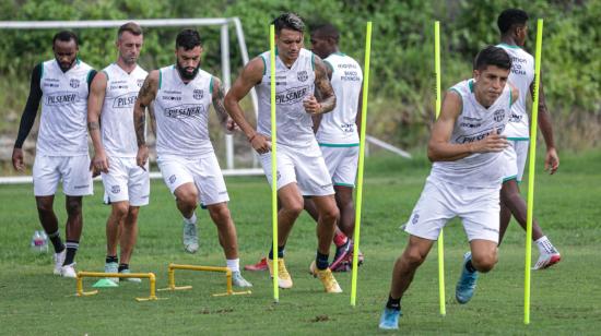 Los futbolistas de Barcelona hacen trabajos físicos en Guayaquil, el 4 de febrero de 2021.