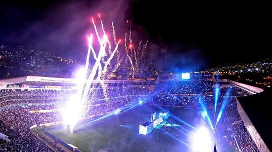 Vista panorámica del Estadio Rodrigo Paz Delgado durante la Noche Blanca en 2019.