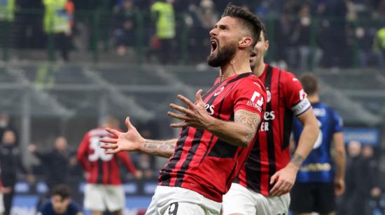 Olivier Giroud del AC Milan celebra el gol que le marcó al Inter, el sábado 5 de febrero de 2022.