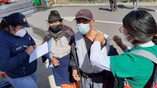 Un hombre es vacunado contra la influenza en Ecuador, en 2022.