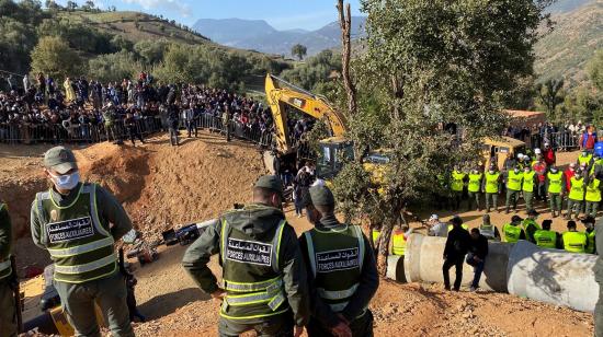 Equipos de rescate marroquíes en la zona del pozo donde cayó el niño Rayan, el 5 de febrero de 2022.