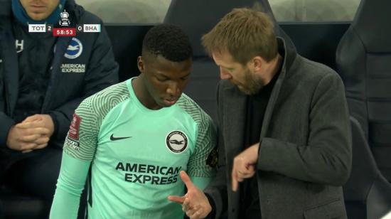 Moisés Caicedo antes de ingresar al cambio vistiendo la camiseta del Brighton, en el partido de la cuarta ronda de la FA Cup frente al Tottenham.