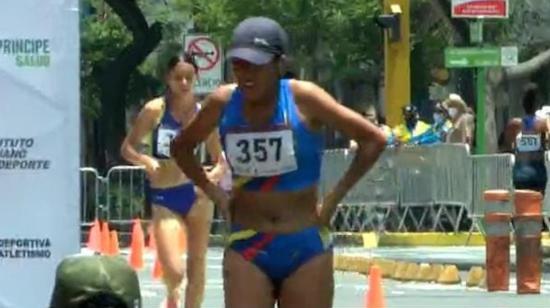 La marchista ecuatoriana, María José Mendoza, al cruzar la meta en el Sudamericano de marcha, en Lima el 6 de febrero de 2022.