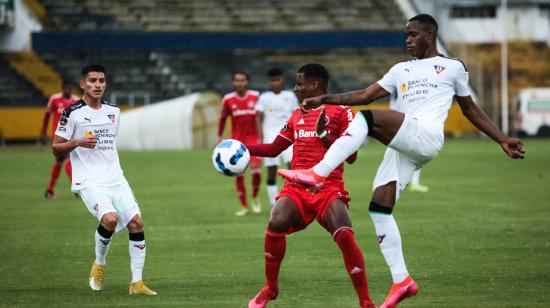 Los jugadores de Liga de Quito disputan un balón durante su debut frente a Internacional, en la Libertadores Sub 20.