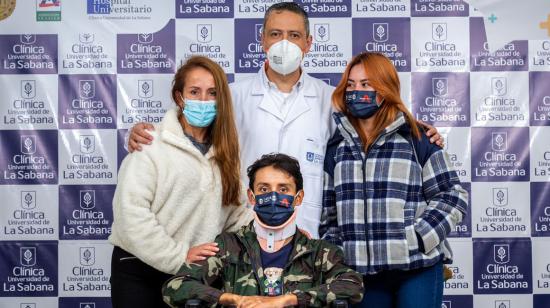 Egan Bernal junto a su familia tras recibir el alta médica en Bogotá, el 6 de febrero de 2022.