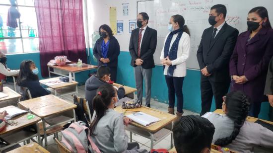 La ministra de Educación, María Brown, inaugura el retorno a clases presenciales de los alumnos y docentes de la Unidad Educativa Paccha, en Cuenca, el 7 de febrero de 2022.