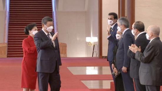 Encuentro entre el presidente de Ecuador, Guillermo Lasso (d), y su homólogo Xi Jinping (i), en China, el 5 de febrero de 2022.