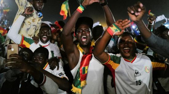 Miles de aficionados celebran en Dakar después del título de Senegal en la Copa de África, el 6 de febrero de 2022.