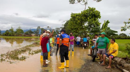 Moradores hablan con autoridades locales y nacionales tras el desbordamiento del río Santa Rosa, en Los Ríos, el 6 de febrero de 2022.