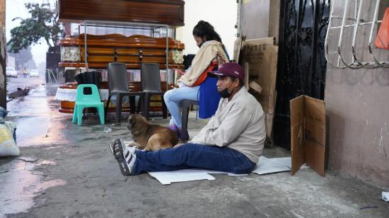 Víctor Mariscal espera afuera del Hospital Guayaquil por noticias sobre su hijo. 