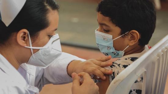 Un niño de 5 años es vacunado contra el coronavirus en Guayaquil, el 5 de febrero de 2022.