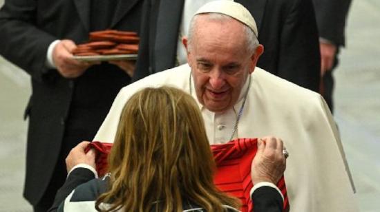 Dolores Aveiro, la madre de Cristiano Ronaldo, le entrega al papa Francisco la camiseta de su hijo, el  miércoles 9 de febrero de 2022.