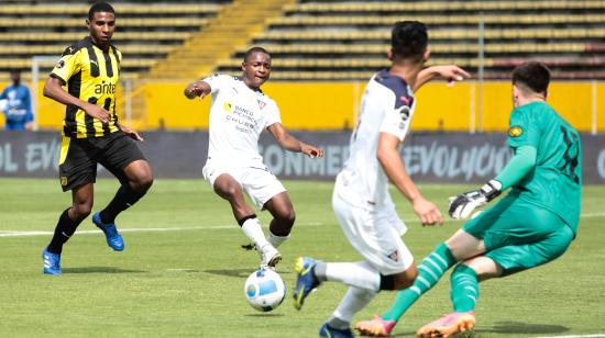 Los jugadores de Liga de Quito intentan rechazar un balón ante Peñarol, en la Libertadores Sub 20, el 9 de febrero de 2022.