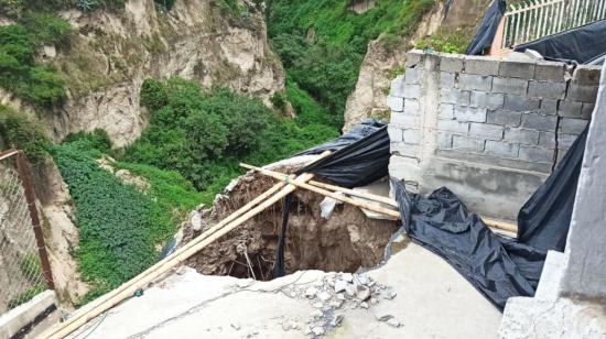 Imagen de un patio de una de las casas que han sufrido daños en la quebrada Carretas en el norte de Quito. 