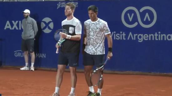 Gonzalo Escobar (der) y Ariel Behar, durante los cuartos de final del Abierto de Argentina, en Buenos Aires, el 9 de febrero de 2022.