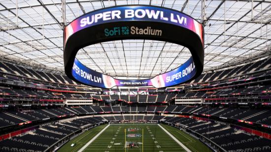 Cartel del 'Super Bowl LVI' sobre la cancha del Estadio Sofi que albergará el Super Bowl 2022.