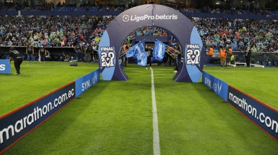 Decoraciones de la LigaPro antes de la final entre Emelec e IDV, en Guayaquil, el 12 de diciembre de 2021.