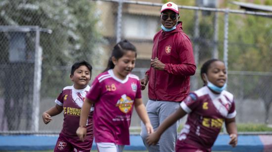 Diego Armando Calderón dirige un entrenamiento de su escuela de fútbol, el martes 1 de febrero de 2022.