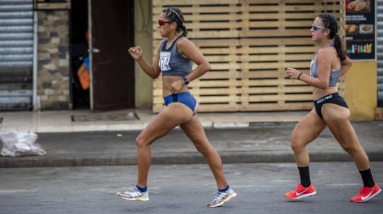 Karla Jaramillo y Glenda Morejón, durante el Campeonato Nacional de Marcha que se realizó en Machala, el 8 de enero de 2022. 