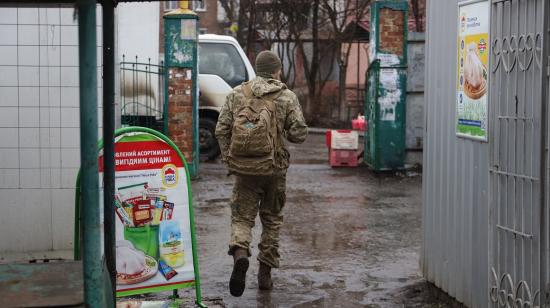 Un militar ucraniano en un pueblo cercano a la frontera rusa, el 12 de febrero de 2022.