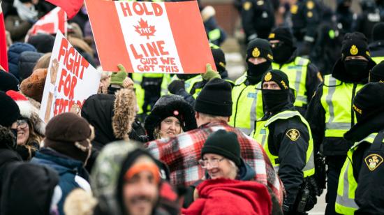 La policía y los manifestantes se enfrentan durante una protesta, el 12 de febrero de 2022.