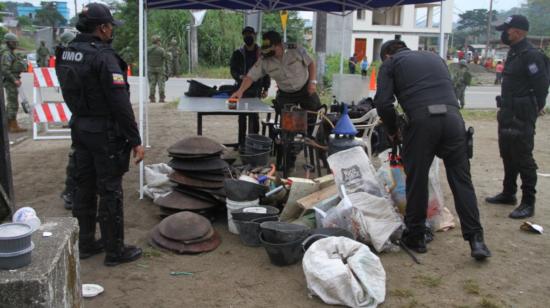 Agentes de la Policía decomisan herramientas de minería ilegal tras operativo en Puerto Napo, el 13 de  febrero de 2022.