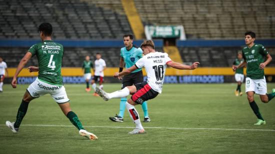 Los jugadores de Orense intentan bloquear un remate de un futbolista argentino, en el estadio Atahualpa, el 13 de febrero de 2022.