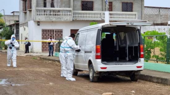 Medicina Forense recoge información sobre los dos cuerpos colgados en el puente peatonal de Durán, 14 de febrero de 2022.