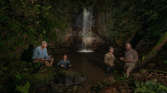 Investigadores tomando muestras de agua en un río de la Amazonía.