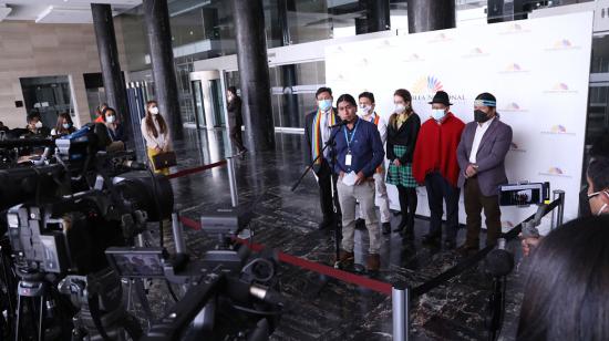 Fernando Cabascango (centro), presidente de la Comisión de Garantías, durante una rueda de prensa sobre las amnistías este 14 de febrero de 2022.